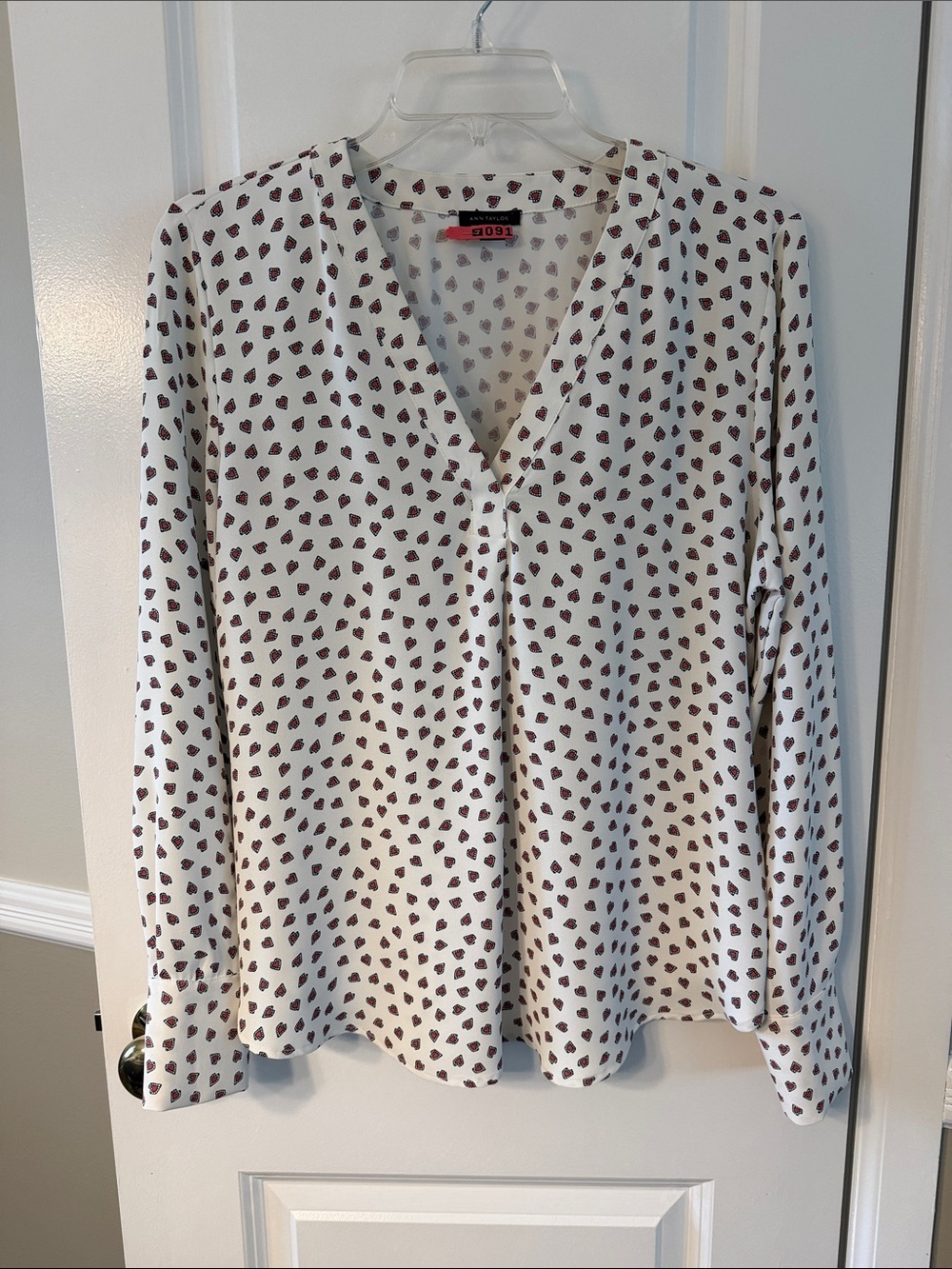 ANN TAYLOR SMALL Cream ivory V-Neck Long-Sleeve pleated front Blouse Top hearts